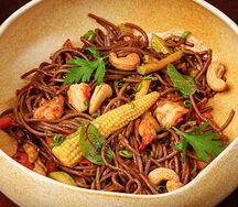 Гречневая лапша с креветками и овощами