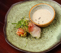 Спринг-ролл с лососем, авокадо и огурцом