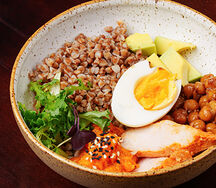 Боул с гречей, индейкой, мятым бататом и авокадо