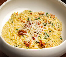 Сливочная паста орзо с креветками и беконом