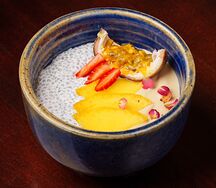 Чиа-боул на кокосовом молоке с клубничным смузи