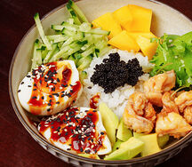 Поке с креветкой, авокадо и манго