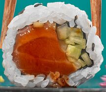 Ролл с лососем, огурцом и соусом никири