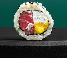 Ролл с тунцом и манго