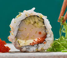 Ролл с гребешком, огурцом и крем-васаби