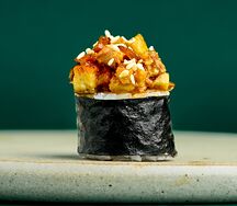 Ролл с тартаром из угря