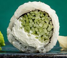 Детский ролл с огурцом и творожным сыром