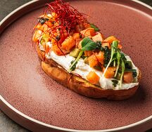 Брускетта с лососем, авокадо и творожным сыром