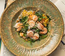 С руколой, креветками и сочным апельсином