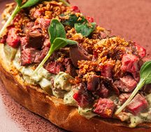 Брускетта с ростбифом и печеными овощами 