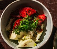 Томаты с жареной брынзой и взбитым мацуном