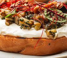 Брускетта с сыром, баклажаном и орехом пекан