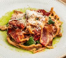 Аришта с вялеными томатами и беконом