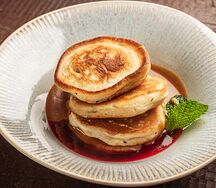 Оладьи с карамельным кремом и малиновым соусом  