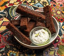 Чесночные гренки со сливочно-чесночным соусом