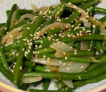 Стручковая фасоль с луком и кунжутом