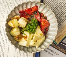 С хрустящим баклажаном, обжаренной брынзой и томатами