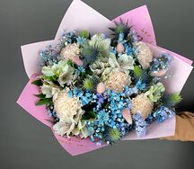 Микс букет с эрингиумом, гипсофилой, хризантем и роз