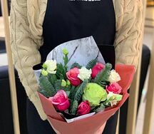 Нежный микс букет из роз и зелени