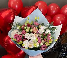 Нежный букет из роз эустомы и кустовой хризантемы