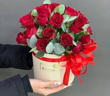 Коробочка из красных роз и эвкалипта