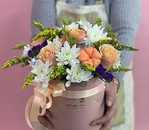 Коробочка из хлопка, роз, хризантем, солидаго и зелени