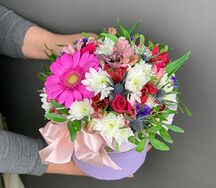 Коробочка с герберой хризантемой эустомой и зеленью