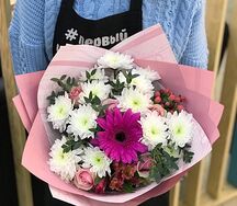 Нежный микс-букет с герберой, хризантемой, розой и зеленью