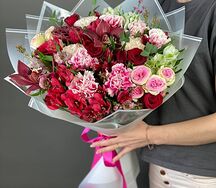 Экзотический букет из кустовых роз, альстрамери и зелени