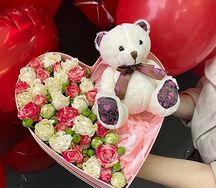 Коробочка из роз 21 шт. и мишка