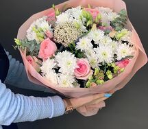 Нежный микс-букет с розами, эустомой, трахелиумом