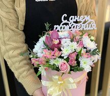 Коробочка с орхидеями, хризантемой, розами и топпером