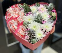 Коробочка-сердце с хризантемой, зеленью, гипсофилой и Рафаэлло