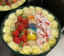 Круглая коробочка из роз и сладостей