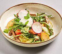 Салат с языком гриль