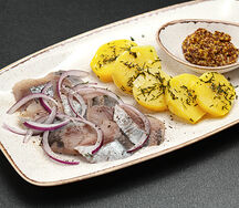 Соленая сельдь с отварным картофелем