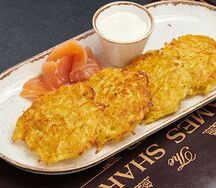 Картофельные драники с малосольным лососем