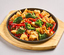 Жаренная на сковороде курица с овощами