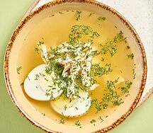 Куриный бульон с яйцом