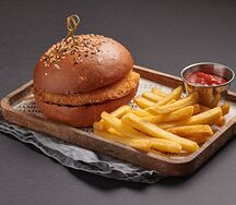 Бургер с куриной котлетой в сухарях Панко