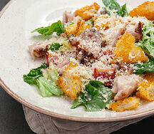 Салат Цезарь с куриным бедром на гриле