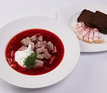 Борщ с чесночными гренками и салом