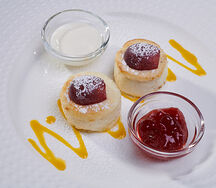 Домашние сырники со сметаной и джемом