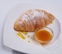 Круассан с манговым вареньем