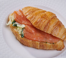 Круассан с лососем слабой соли