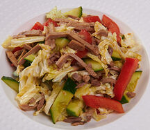 Салат из телячьего языка со свежими овощами