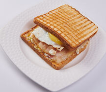 Клаб-сэндвич с беконом и легким овощным салатом