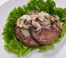 Медальоны из телятины в сливках с шампиньонами