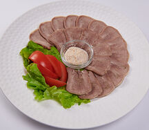 Отварной язык теленка с хреном, свежими помидорами