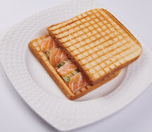 Клаб-сэндвич с лососем и огуречным салатом